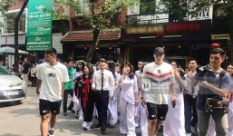 Đôi bạn thân Dũng - Chinh thần thái như Idol, sang đường thôi cũng khiến sinh viên bỏ chụp kỷ yếu vây quanh