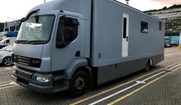 Cặp đôi bỏ 100 triệu mua xe tải về rồi bỏ thêm 600 triệu nữa để biến thành nhà di động cho thoả ước mơ du lịch