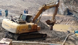 Giải cứu 2 nạn nhân mắc kẹt trong hang ở Hòa Bình: Tìm phương án vượt qua lớp bùn dày 4 mét