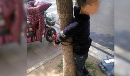 Cậu bé bị mẹ trói trước cổng trường vì không muốn đi học, biết chuyện cư dân mạng chỉ trích người mẹ vô trách nhiệm