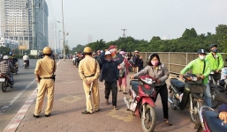 Hà Nội: Tránh bị CSGT phạt, cả đoàn người cùng nhau dắt xe máy ngược chiều trên vỉa hè