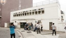 Chị ruột Lam Khiết Anh trùm kín mặt, lặng lẽ tới nhà xác nhìn mặt em gái lần cuối?