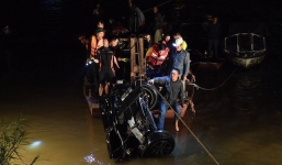 Vụ xe Mercedes lao xuống sông Hồng khiến 2 người tử vong: Cách thoát chết khi ô tô chìm xuống nước