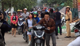 Sau cảnh tượng 'dậy sóng' dư luận, đoàn người vẫn ùn ùn dắt xe ngược chiều trên vỉa hè HN