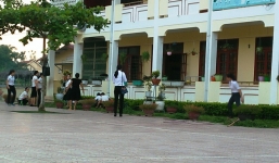 Cầm dao vào trường đánh nữ giáo viên, thầy giáo bị Hiệu trưởng là chị ruột ký quyết định 'khiển trách'