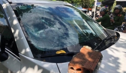 Danh tính người đàn ông 'lạ' đập phá ô tô Mazda ở ngay Trung tâm hành chính Đà Nẵng