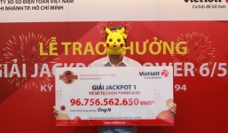 Người đàn ông trúng gần 97 tỷ Vietlott đeo mặt nạ Pikachu lên nhận giải