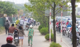 Người dân phải dắt bộ xe máy ngược vỉa hè để tránh CSGT: Nguyên nhân từ tuyến buýt nhanh BRT?