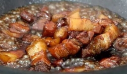 Không cần nước màu, thịt heo kho tôi làm theo công thức này vừa đậm đà lạ miệng lại óng ả đẹp mắt