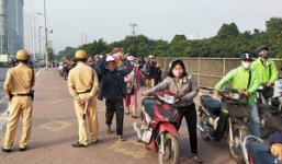 Đoàn người dắt xe máy đi bộ ngược chiều trên vỉa hè khi thấy CSGT: Có thể xử phạt