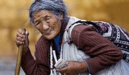 Mang ô đi bán, chỉ nói với khách 2 câu, bà cụ đã bán được 20 cái ô trong vòng vài phút