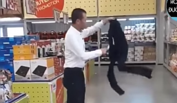 Không được đổi trả hàng, người đàn ông phẫn nộ dùng dao cắt nát nhiều bộ quần áo 'dằn mặt' nhân viên