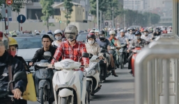 Hàng trăm người dắt xe máy ngược chiều trên vỉa hè: 'Dù biết là sai và đẩy như vậy mệt lắm nhưng cực chẳng đã...'