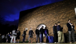 Bầu cử Mỹ: Kỷ lục sớm, máy bỏ phiếu trục trặc và bức ảnh của ông McCain