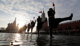 Binh sĩ, khí tài Nga tái hiện cuộc duyệt binh huyền thoại trên Quảng trường Đỏ