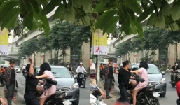 Nam thanh niên túm tóc, đấm túi bụi vào người bạn gái trên phố Hà Nội rồi phân bua 'Nó láo'