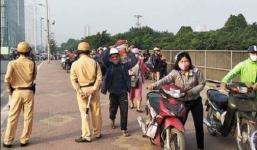 Đoàn người dắt xe máy đi bộ ngược chiều trên vỉa hè: CSGT Hà Nội lên tiếng