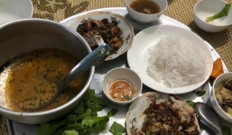 Trông con cho mọi người ăn trước, mẹ trẻ bàng hoàng với mâm cơm như 'bãi chiến trường' mà nhà chồng để phần