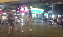 Va chạm giao thông, 2 tài xế rút vợt tennis vụt nhau chí tử trên đường phố Hà Nội