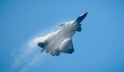 Video: Lần đầu tiêm kích J-20 công khai sức mạnh tàng hình