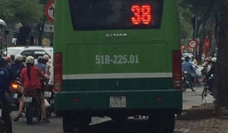 Đề nghị xử lý nghiêm tài xế xe buýt leo vỉa hè trên quốc lộ ở TP.HCM