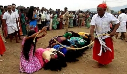 Ấn Độ: 5000 phụ nữ tự nguyện quỳ rạp dười đất để nhận đòn roi từ pháp sư để trừ tà