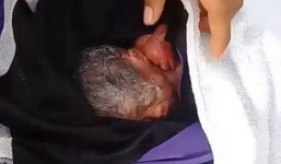 Clip: Xót thương hai bé gái song sinh bị mẹ ném từ ô tô xuống đất