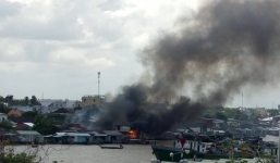 Hàng loạt căn nhà ven chợ nổi cháy dữ dội, huy động tàu chữa cháy