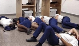 Chụp ảnh ngủ trên sàn nhà, 6 tiếp viên hàng không bị sa thải