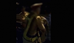 Video: Tranh luận với người vi phạm, CSGT bất ngờ  ngã lăn xuống đường
