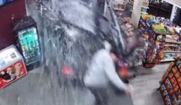 Khoảnh khắc ô tô húc bay cửa kính siêu thị, đâm thẳng vào người đàn ông