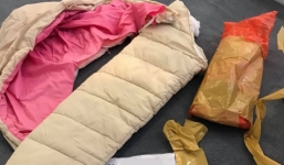 Đặt mua 2 chiếc áo thun co giãn của shop online, bà mẹ trẻ 'tá hỏa' nhận nguyên combo... 1 mũ và 1 ống tay áo phao