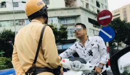 Hà Nội: Đầu trần lái xe SH đi ngược chiều, 'soái ca' chỉ mặt thách thức CSGT 
