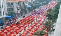 Đám cưới siêu khổng lồ tại Trung Quốc: Hàng nghìn bàn tiệc nhuộm đỏ một con phố dài cả cây số!