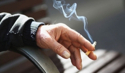 Thiếu niên 15 tuổi bị ung thư phổi do khói thuốc lá từ người bố