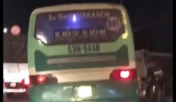 Video: Xe buýt lao với tốc độ bàn thờ trên vỉa hè Sài Gòn