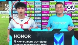 Vẻ mặt 'hoang mang' độc nhất vô nhị của Công Phượng khi nhận phần thưởng đặc biệt