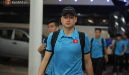 Khoảnh khắc đáng yêu: Đình Trọng hờn dỗi vì thầy Park đút kem cho Tiến Dũng