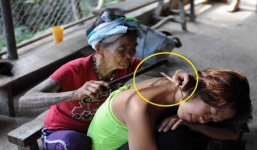 Cụ bà 101 tuổi xăm hình thủ công bằng gai bưởi và nhọ nồi làm khách Tây mê tít