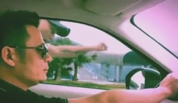 Clip dễ thương: Đang gấp đi diễn, Bằng Kiều 'hoảng hốt' gặp “Superman” Tú Dưa bay song song xe ô tô hỏi đường