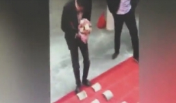 Con rể khóc thét vì bị bố mẹ vợ bắt đập gạch bằng đầu gối