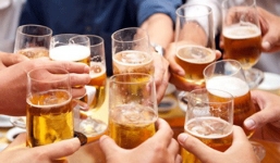 Đề xuất luật cấm công chức, người lao động uống rượu bia trong giờ làm việc