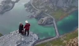 Màn cầu hôn 'sai 1 ly đi 2 mạng' của cặp đôi người Úc khiến dân mạng vừa chung vui vừa toát mồ hôi hột