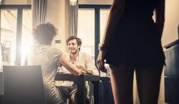 Chồng lén lút qua lại với cô đồng nghiệp còn ngang nhiên hỏi vợ tư vấn địa chỉ khám thai