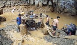 Ngày thứ 5 tìm kiếm hai phu vàng bị mắc kẹt: Người nhà tuyệt vọng lập bàn thờ