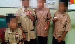 Indonesia: Hiệu trưởng bắt học sinh hút thuốc lá để trừng phạt