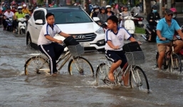 Triều cường đạt đỉnh vượt mức báo động 3, hàng loạt tuyến phố ở TP. HCM chìm trong biển nước