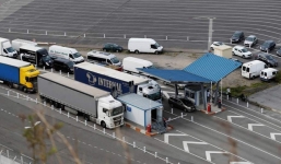 Anh bắt giữ 21 người Việt trốn trong xe đông lạnh nhập cảnh trái phép