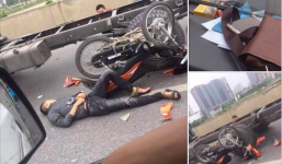 Xe máy nát bét, biến dạng không nhận ra sau cú va chạm kinh hoàng với xe tải