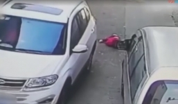 Khoảnh khắc bé gái bị ô tô chèn qua 2 lần vẫn nhỏm đầu dạy